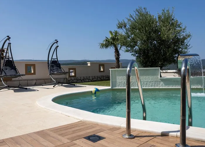 Apartment With Pool 