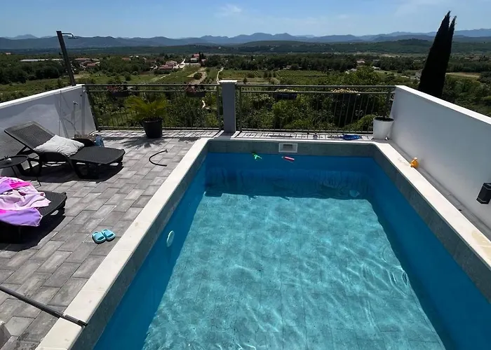 foto di Villa Vintage House With Pool Čitluk